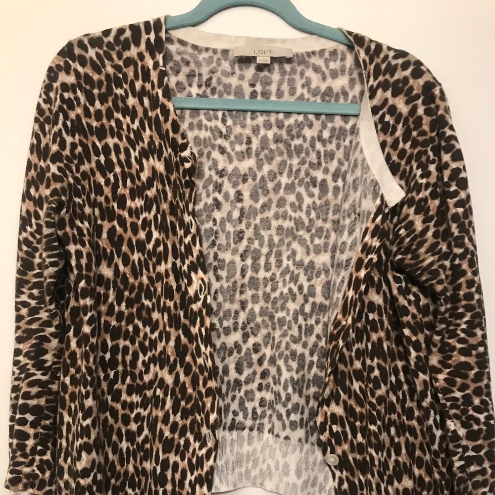 Super soft flattering LOFT cheetah print cardigan size M.